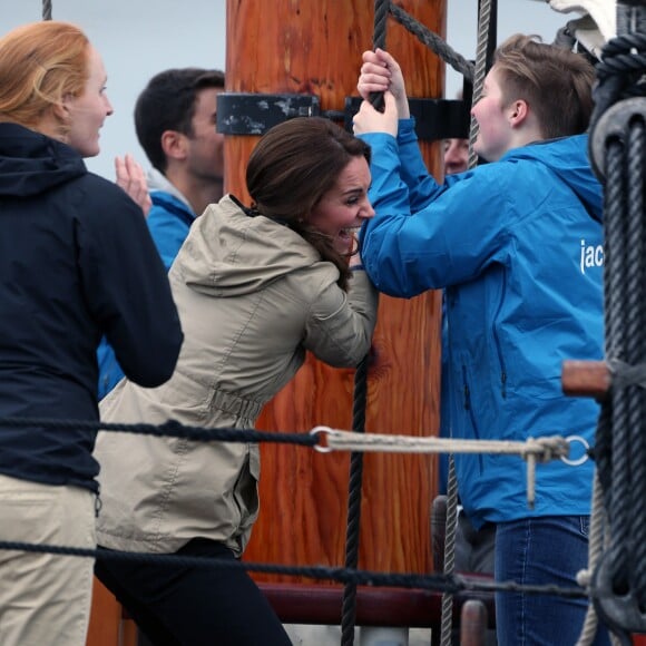 Le prince William et Kate Middleton, duc et duchesse de Cambridge, ont passé des moments à bord d'un vieux gréement avec des jeunes d'associations dans la rade de Victoria le 1er octobre 2016, au dernier jour de leur tournée royale au Canada.
Le prince William, duc de Cambridge et Catherine (Kate) Middleton, duchesse de Cambridge font le tour du port de Victoria à bord d'un vieux gréement avec des enfants en difficulté avant leur départ du Canada à Victoria le 1er octobre 2016. The Royal Tour of British Columbia and Yukon. The Duke and Duchess of Cambridge final day in Victoria, BC.. Here, HRH, The Duke of Cambridge, Catherine, The Duchess of Cambridge toured the harbour in a Tall Ship with young people from the charity which uses the power of sailing to give young people skills and direction in their lives. In Victoria on october 1st, 2016.01/10/2016 - Victoria