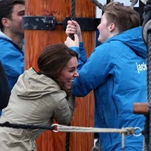 Le prince William et Kate Middleton, duc et duchesse de Cambridge, ont passé des moments à bord d'un vieux gréement avec des jeunes d'associations dans la rade de Victoria le 1er octobre 2016, au dernier jour de leur tournée royale au Canada.
Le prince William, duc de Cambridge et Catherine (Kate) Middleton, duchesse de Cambridge font le tour du port de Victoria à bord d'un vieux gréement avec des enfants en difficulté avant leur départ du Canada à Victoria le 1er octobre 2016. The Royal Tour of British Columbia and Yukon. The Duke and Duchess of Cambridge final day in Victoria, BC.. Here, HRH, The Duke of Cambridge, Catherine, The Duchess of Cambridge toured the harbour in a Tall Ship with young people from the charity which uses the power of sailing to give young people skills and direction in their lives. In Victoria on october 1st, 2016.01/10/2016 - Victoria