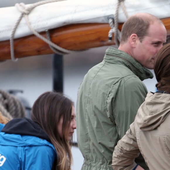 Le prince William et Kate Middleton, duc et duchesse de Cambridge, ont passé des moments à bord d'un vieux gréement avec des jeunes d'associations dans la rade de Victoria le 1er octobre 2016, au dernier jour de leur tournée royale au Canada.
Le prince William, duc de Cambridge et Catherine (Kate) Middleton, duchesse de Cambridge font le tour du port de Victoria à bord d'un vieux gréement avec des enfants en difficulté avant leur départ du Canada à Victoria le 1er octobre 2016. The Royal Tour of British Columbia and Yukon. The Duke and Duchess of Cambridge final day in Victoria, BC.. Here, HRH, The Duke of Cambridge, Catherine, The Duchess of Cambridge toured the harbour in a Tall Ship with young people from the charity which uses the power of sailing to give young people skills and direction in their lives. In Victoria on october 1st, 2016.01/10/2016 - Victoria