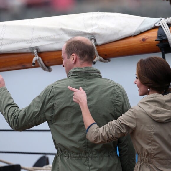 Le prince William et Kate Middleton, duc et duchesse de Cambridge, ont passé des moments à bord d'un vieux gréement avec des jeunes d'associations dans la rade de Victoria le 1er octobre 2016, au dernier jour de leur tournée royale au Canada.
Le prince William, duc de Cambridge et Catherine (Kate) Middleton, duchesse de Cambridge font le tour du port de Victoria à bord d'un vieux gréement avec des enfants en difficulté avant leur départ du Canada à Victoria le 1er octobre 2016. The Royal Tour of British Columbia and Yukon. The Duke and Duchess of Cambridge final day in Victoria, BC.. Here, HRH, The Duke of Cambridge, Catherine, The Duchess of Cambridge toured the harbour in a Tall Ship with young people from the charity which uses the power of sailing to give young people skills and direction in their lives. In Victoria on october 1st, 2016.01/10/2016 - Victoria