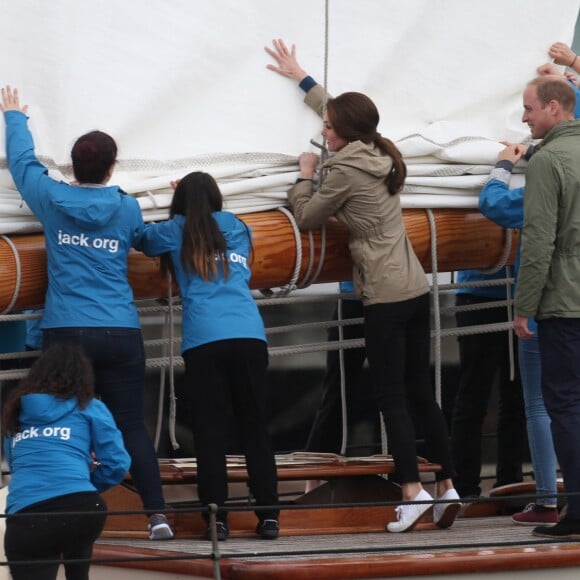 Le prince William et Kate Middleton, duc et duchesse de Cambridge, ont passé des moments à bord d'un vieux gréement avec des jeunes d'associations dans la rade de Victoria le 1er octobre 2016, au dernier jour de leur tournée royale au Canada.
Le prince William, duc de Cambridge et Catherine (Kate) Middleton, duchesse de Cambridge font le tour du port de Victoria à bord d'un vieux gréement avec des enfants en difficulté avant leur départ du Canada à Victoria le 1er octobre 2016. The Royal Tour of British Columbia and Yukon. The Duke and Duchess of Cambridge final day in Victoria, BC.. Here, HRH, The Duke of Cambridge, Catherine, The Duchess of Cambridge toured the harbour in a Tall Ship with young people from the charity which uses the power of sailing to give young people skills and direction in their lives. In Victoria on october 1st, 2016.01/10/2016 - Victoria