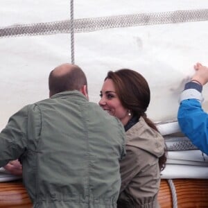 Le prince William et Kate Middleton, duc et duchesse de Cambridge, ont passé des moments à bord d'un vieux gréement avec des jeunes d'associations dans la rade de Victoria le 1er octobre 2016, au dernier jour de leur tournée royale au Canada.
Le prince William, duc de Cambridge et Catherine (Kate) Middleton, duchesse de Cambridge font le tour du port de Victoria à bord d'un vieux gréement avec des enfants en difficulté avant leur départ du Canada à Victoria le 1er octobre 2016. The Royal Tour of British Columbia and Yukon. The Duke and Duchess of Cambridge final day in Victoria, BC.. Here, HRH, The Duke of Cambridge, Catherine, The Duchess of Cambridge toured the harbour in a Tall Ship with young people from the charity which uses the power of sailing to give young people skills and direction in their lives. In Victoria on october 1st, 2016.01/10/2016 - Victoria