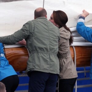 Le prince William et Kate Middleton, duc et duchesse de Cambridge, ont passé des moments à bord d'un vieux gréement avec des jeunes d'associations dans la rade de Victoria le 1er octobre 2016, au dernier jour de leur tournée royale au Canada.
Le prince William, duc de Cambridge et Catherine (Kate) Middleton, duchesse de Cambridge font le tour du port de Victoria à bord d'un vieux gréement avec des enfants en difficulté avant leur départ du Canada à Victoria le 1er octobre 2016. The Royal Tour of British Columbia and Yukon. The Duke and Duchess of Cambridge final day in Victoria, BC.. Here, HRH, The Duke of Cambridge, Catherine, The Duchess of Cambridge toured the harbour in a Tall Ship with young people from the charity which uses the power of sailing to give young people skills and direction in their lives. In Victoria on october 1st, 2016.01/10/2016 - Victoria