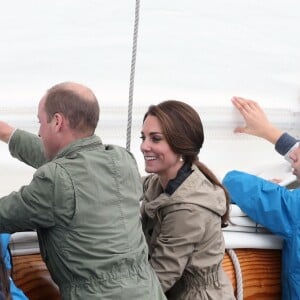 Le prince William et Kate Middleton, duc et duchesse de Cambridge, ont passé des moments à bord d'un vieux gréement avec des jeunes d'associations dans la rade de Victoria le 1er octobre 2016, au dernier jour de leur tournée royale au Canada.
Le prince William, duc de Cambridge et Catherine (Kate) Middleton, duchesse de Cambridge font le tour du port de Victoria à bord d'un vieux gréement avec des enfants en difficulté avant leur départ du Canada à Victoria le 1er octobre 2016. The Royal Tour of British Columbia and Yukon. The Duke and Duchess of Cambridge final day in Victoria, BC.. Here, HRH, The Duke of Cambridge, Catherine, The Duchess of Cambridge toured the harbour in a Tall Ship with young people from the charity which uses the power of sailing to give young people skills and direction in their lives. In Victoria on october 1st, 2016.01/10/2016 - Victoria