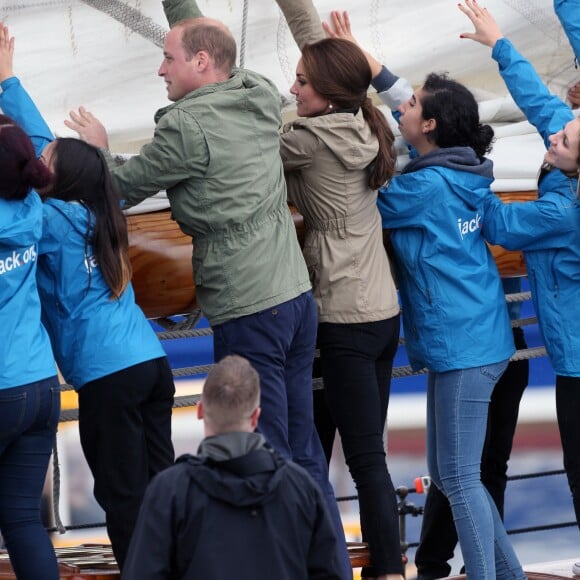 Le prince William et Kate Middleton, duc et duchesse de Cambridge, ont passé des moments à bord d'un vieux gréement avec des jeunes d'associations dans la rade de Victoria le 1er octobre 2016, au dernier jour de leur tournée royale au Canada.
Le prince William, duc de Cambridge et Catherine (Kate) Middleton, duchesse de Cambridge font le tour du port de Victoria à bord d'un vieux gréement avec des enfants en difficulté avant leur départ du Canada à Victoria le 1er octobre 2016. The Royal Tour of British Columbia and Yukon. The Duke and Duchess of Cambridge final day in Victoria, BC.. Here, HRH, The Duke of Cambridge, Catherine, The Duchess of Cambridge toured the harbour in a Tall Ship with young people from the charity which uses the power of sailing to give young people skills and direction in their lives. In Victoria on october 1st, 2016.01/10/2016 - Victoria