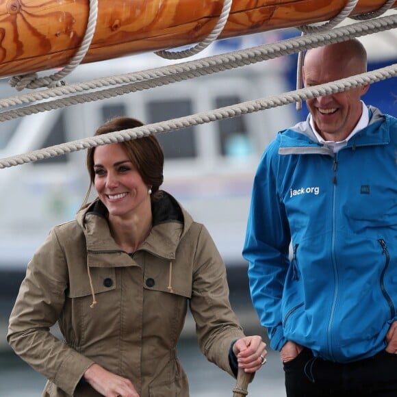 Le prince William et Kate Middleton, duc et duchesse de Cambridge, ont passé des moments à bord d'un vieux gréement avec des jeunes d'associations dans la rade de Victoria le 1er octobre 2016, au dernier jour de leur tournée royale au Canada.
Le prince William, duc de Cambridge et Catherine (Kate) Middleton, duchesse de Cambridge font le tour du port de Victoria à bord d'un vieux gréement avec des enfants en difficulté avant leur départ du Canada à Victoria le 1er octobre 2016. The Royal Tour of British Columbia and Yukon. The Duke and Duchess of Cambridge final day in Victoria, BC.. Here, HRH, The Duke of Cambridge, Catherine, The Duchess of Cambridge toured the harbour in a Tall Ship with young people from the charity which uses the power of sailing to give young people skills and direction in their lives. In Victoria on october 1st, 2016.01/10/2016 - Victoria