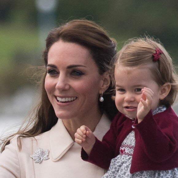 Le prince William, Kate Middleton, le prince George et la princesse Charlotte de Cambridge ont dit au revoir au Canada le 1er octobre 2016 après leur tournée royale de huit jours, embarquant à bord d'un hydravion au Harbour Airport de Victoria.