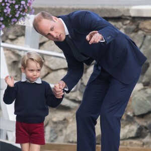 Le prince William, Kate Middleton, le prince George et la princesse Charlotte de Cambridge ont dit au revoir au Canada le 1er octobre 2016 après leur tournée royale de huit jours, embarquant à bord d'un hydravion au Harbour Airport de Victoria.