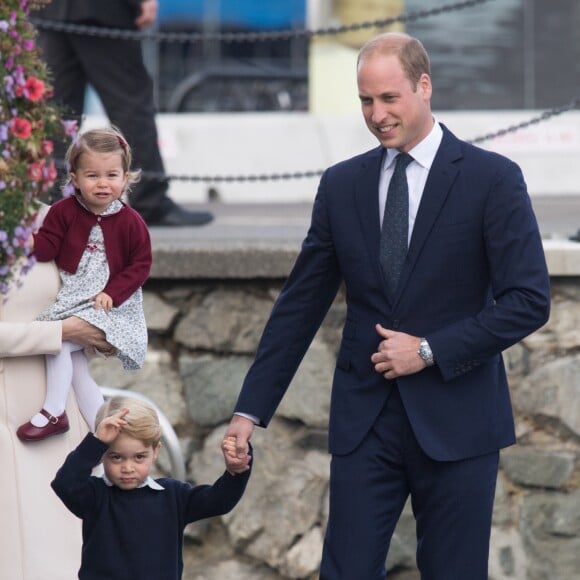 Le prince William, Kate Middleton, le prince George et la princesse Charlotte de Cambridge ont dit au revoir au Canada le 1er octobre 2016 après leur tournée royale de huit jours, embarquant à bord d'un hydravion au Harbour Airport de Victoria.