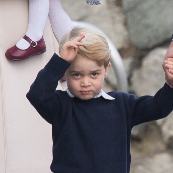 Le prince William, Kate Middleton, le prince George et la princesse Charlotte de Cambridge ont dit au revoir au Canada le 1er octobre 2016 après leur tournée royale de huit jours, embarquant à bord d'un hydravion au Harbour Airport de Victoria.