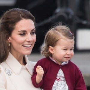 Le prince William, Kate Middleton, le prince George et la princesse Charlotte de Cambridge ont dit au revoir au Canada le 1er octobre 2016 après leur tournée royale de huit jours, embarquant à bord d'un hydravion au Harbour Airport de Victoria.