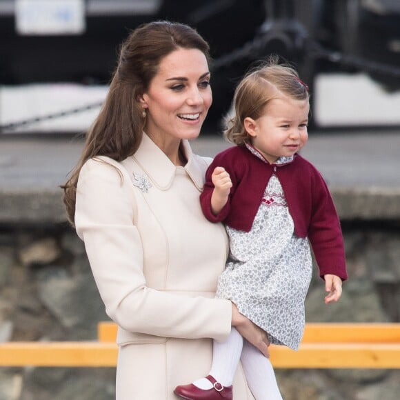 Le prince William, Kate Middleton, le prince George et la princesse Charlotte de Cambridge ont dit au revoir au Canada le 1er octobre 2016 après leur tournée royale de huit jours, embarquant à bord d'un hydravion au Harbour Airport de Victoria.