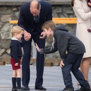 Ce garçon n'aura guère eu plus de chance que Justin Trudeau : le prince George l'a snobé ! Le prince William, Kate Middleton, le prince George et la princesse Charlotte de Cambridge ont dit au revoir au Canada le 1er octobre 2016 après leur tournée royale de huit jours, embarquant à bord d'un hydravion au Harbour Airport de Victoria.