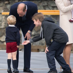 Ce garçon n'aura guère eu plus de chance que Justin Trudeau : le prince George l'a snobé ! Le prince William, Kate Middleton, le prince George et la princesse Charlotte de Cambridge ont dit au revoir au Canada le 1er octobre 2016 après leur tournée royale de huit jours, embarquant à bord d'un hydravion au Harbour Airport de Victoria.