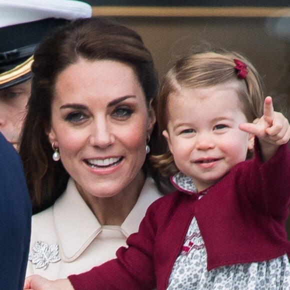 Le prince William, Kate Middleton, le prince George et la princesse Charlotte de Cambridge ont dit au revoir au Canada le 1er octobre 2016 après leur tournée royale de huit jours, embarquant à bord d'un hydravion au Harbour Airport de Victoria.