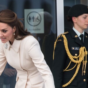 Le prince William, Kate Middleton, le prince George et la princesse Charlotte de Cambridge ont dit au revoir au Canada le 1er octobre 2016 après leur tournée royale de huit jours, embarquant à bord d'un hydravion au Harbour Airport de Victoria.