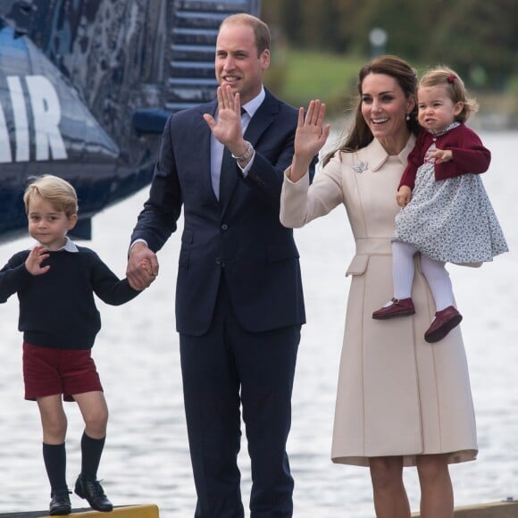 Le prince William, Kate Middleton, le prince George et la princesse Charlotte de Cambridge ont dit au revoir au Canada le 1er octobre 2016 après leur tournée royale de huit jours, embarquant à bord d'un hydravion au Harbour Airport de Victoria.