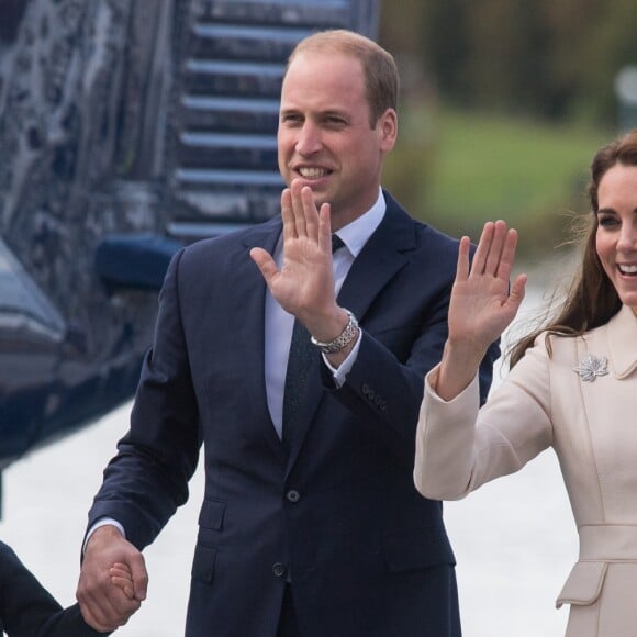 Le prince William, Kate Middleton, le prince George et la princesse Charlotte de Cambridge ont dit au revoir au Canada le 1er octobre 2016 après leur tournée royale de huit jours, embarquant à bord d'un hydravion au Harbour Airport de Victoria.