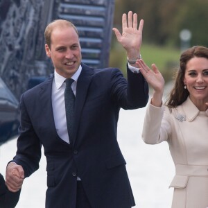 Le prince William, Kate Middleton, le prince George et la princesse Charlotte de Cambridge ont dit au revoir au Canada le 1er octobre 2016 après leur tournée royale de huit jours, embarquant à bord d'un hydravion au Harbour Airport de Victoria.