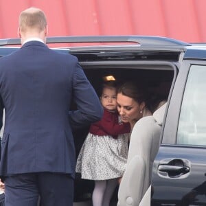 Le prince William, Kate Middleton, le prince George et la princesse Charlotte de Cambridge ont dit au revoir au Canada le 1er octobre 2016 après leur tournée royale de huit jours, embarquant à bord d'un hydravion au Harbour Airport de Victoria.