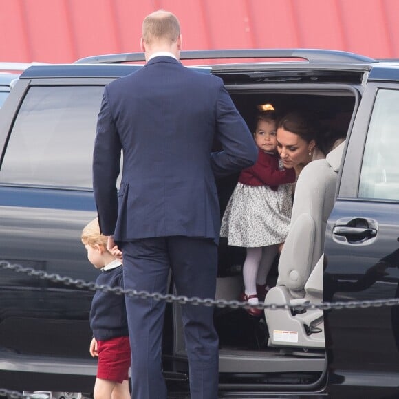 Le prince William, Kate Middleton, le prince George et la princesse Charlotte de Cambridge ont dit au revoir au Canada le 1er octobre 2016 après leur tournée royale de huit jours, embarquant à bord d'un hydravion au Harbour Airport de Victoria.