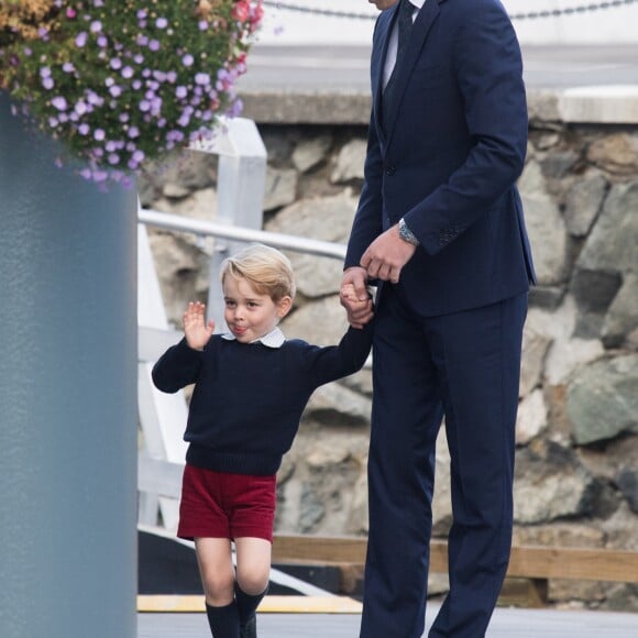 Le prince William, Kate Middleton, le prince George et la princesse Charlotte de Cambridge ont dit au revoir au Canada le 1er octobre 2016 après leur tournée royale de huit jours, embarquant à bord d'un hydravion au Harbour Airport de Victoria.