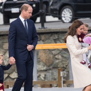 Le prince William, Kate Middleton, le prince George et la princesse Charlotte de Cambridge ont dit au revoir au Canada le 1er octobre 2016 après leur tournée royale de huit jours, embarquant à bord d'un hydravion au Harbour Airport de Victoria.