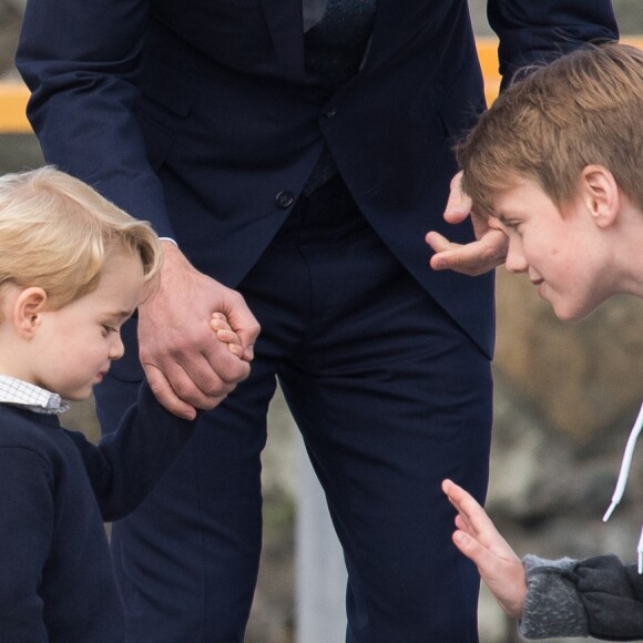 Ce garçon n'aura guère eu plus de chance que Justin Trudeau : le prince George l'a snobé ! Le prince William, Kate Middleton, le prince George et la princesse Charlotte de Cambridge ont dit au revoir au Canada le 1er octobre 2016 après leur tournée royale de huit jours, embarquant à bord d'un hydravion au Harbour Airport de Victoria.