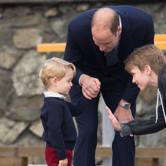 Ce garçon n'aura guère eu plus de chance que Justin Trudeau : le prince George l'a snobé ! Le prince William, Kate Middleton, le prince George et la princesse Charlotte de Cambridge ont dit au revoir au Canada le 1er octobre 2016 après leur tournée royale de huit jours, embarquant à bord d'un hydravion au Harbour Airport de Victoria.