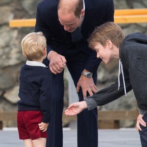 Ce garçon n'aura guère eu plus de chance que Justin Trudeau : le prince George l'a snobé ! Le prince William, Kate Middleton, le prince George et la princesse Charlotte de Cambridge ont dit au revoir au Canada le 1er octobre 2016 après leur tournée royale de huit jours, embarquant à bord d'un hydravion au Harbour Airport de Victoria.