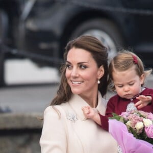 Le prince William, Kate Middleton, le prince George et la princesse Charlotte de Cambridge ont dit au revoir au Canada le 1er octobre 2016 après leur tournée royale de huit jours, embarquant à bord d'un hydravion au Harbour Airport de Victoria.