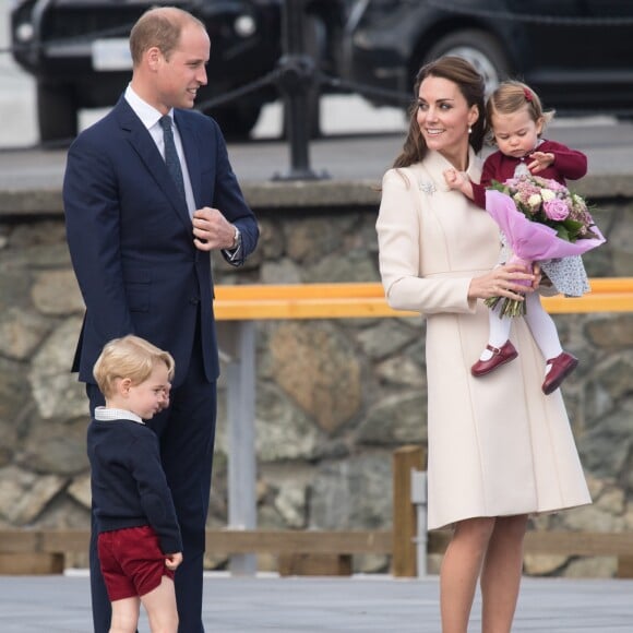 Le prince William, Kate Middleton, le prince George et la princesse Charlotte de Cambridge ont dit au revoir au Canada le 1er octobre 2016 après leur tournée royale de huit jours, embarquant à bord d'un hydravion au Harbour Airport de Victoria.