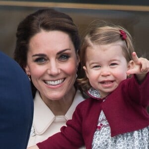 Le prince William, Kate Middleton, le prince George et la princesse Charlotte de Cambridge ont dit au revoir au Canada le 1er octobre 2016 après leur tournée royale de huit jours, embarquant à bord d'un hydravion au Harbour Airport de Victoria.