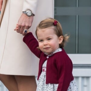 Le prince William, Kate Middleton, le prince George et la princesse Charlotte de Cambridge ont dit au revoir au Canada le 1er octobre 2016 après leur tournée royale de huit jours, embarquant à bord d'un hydravion au Harbour Airport de Victoria.