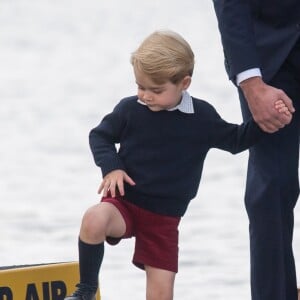 Le prince William, Kate Middleton, le prince George et la princesse Charlotte de Cambridge ont dit au revoir au Canada le 1er octobre 2016 après leur tournée royale de huit jours, embarquant à bord d'un hydravion au Harbour Airport de Victoria.