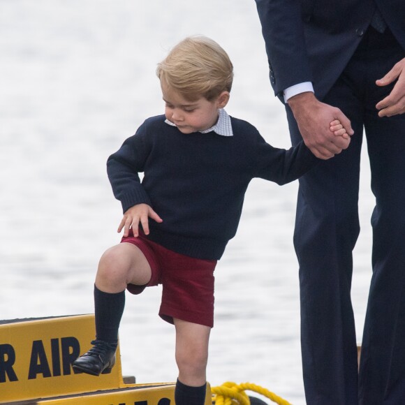 Le prince William, Kate Middleton, le prince George et la princesse Charlotte de Cambridge ont dit au revoir au Canada le 1er octobre 2016 après leur tournée royale de huit jours, embarquant à bord d'un hydravion au Harbour Airport de Victoria.