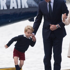 Le prince William, Kate Middleton, le prince George et la princesse Charlotte de Cambridge ont dit au revoir au Canada le 1er octobre 2016 après leur tournée royale de huit jours, embarquant à bord d'un hydravion au Harbour Airport de Victoria.