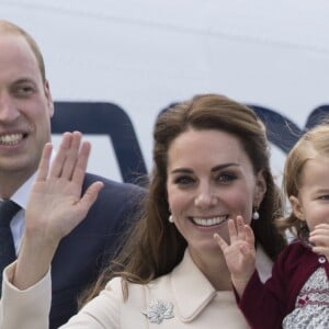 Le prince William, Kate Middleton, le prince George et la princesse Charlotte de Cambridge ont dit au revoir au Canada le 1er octobre 2016 après leur tournée royale de huit jours, embarquant à bord d'un hydravion au Harbour Airport de Victoria à destination de Vancouver, puis Londres.