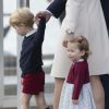 Le prince William, Kate Middleton, le prince George et la princesse Charlotte de Cambridge ont dit au revoir au Canada le 1er octobre 2016 après leur tournée royale de huit jours, embarquant à bord d'un hydravion au Harbour Airport de Victoria à destination de Vancouver, puis Londres.