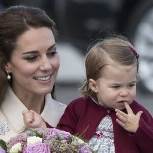 Le prince William, Kate Middleton, le prince George et la princesse Charlotte de Cambridge ont dit au revoir au Canada le 1er octobre 2016 après leur tournée royale de huit jours, embarquant à bord d'un hydravion au Harbour Airport de Victoria à destination de Vancouver, puis Londres.