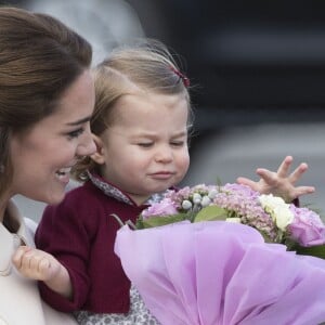 Le prince William, Kate Middleton, le prince George et la princesse Charlotte de Cambridge ont dit au revoir au Canada le 1er octobre 2016 après leur tournée royale de huit jours, embarquant à bord d'un hydravion au Harbour Airport de Victoria à destination de Vancouver, puis Londres.