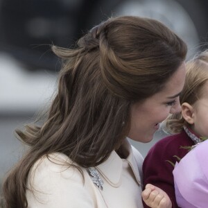 Le prince William, Kate Middleton, le prince George et la princesse Charlotte de Cambridge ont dit au revoir au Canada le 1er octobre 2016 après leur tournée royale de huit jours, embarquant à bord d'un hydravion au Harbour Airport de Victoria à destination de Vancouver, puis Londres.