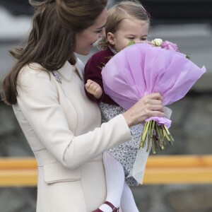 Le prince William, Kate Middleton, le prince George et la princesse Charlotte de Cambridge ont dit au revoir au Canada le 1er octobre 2016 après leur tournée royale de huit jours, embarquant à bord d'un hydravion au Harbour Airport de Victoria à destination de Vancouver, puis Londres.