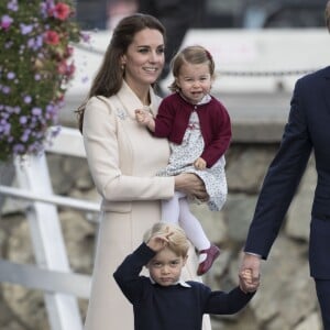 Le prince William, Kate Middleton, le prince George et la princesse Charlotte de Cambridge ont dit au revoir au Canada le 1er octobre 2016 après leur tournée royale de huit jours, embarquant à bord d'un hydravion au Harbour Airport de Victoria à destination de Vancouver, puis Londres.