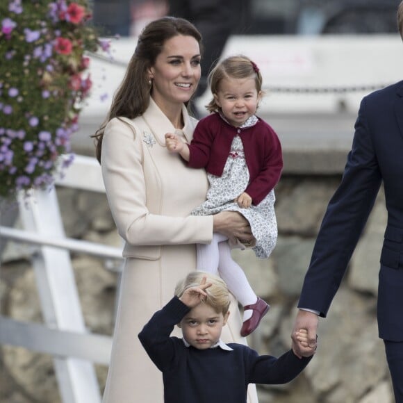 Le prince William, Kate Middleton, le prince George et la princesse Charlotte de Cambridge ont dit au revoir au Canada le 1er octobre 2016 après leur tournée royale de huit jours, embarquant à bord d'un hydravion au Harbour Airport de Victoria à destination de Vancouver, puis Londres.