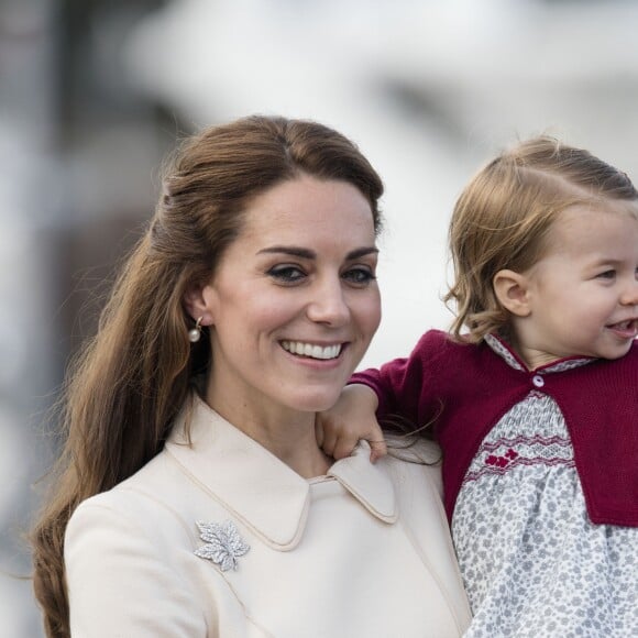 Le prince William, Kate Middleton, le prince George et la princesse Charlotte de Cambridge ont dit au revoir au Canada le 1er octobre 2016 après leur tournée royale de huit jours, embarquant à bord d'un hydravion au Harbour Airport de Victoria à destination de Vancouver, puis Londres.