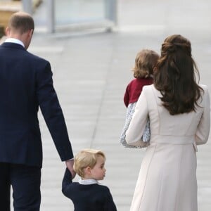 Le prince William, Kate Middleton, le prince George et la princesse Charlotte de Cambridge ont dit au revoir au Canada le 1er octobre 2016 après leur tournée royale de huit jours, embarquant à bord d'un hydravion au Harbour Airport de Victoria à destination de Vancouver, puis Londres.