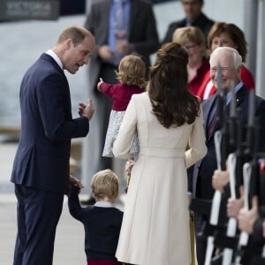 Le prince William, Kate Middleton, le prince George et la princesse Charlotte de Cambridge ont dit au revoir au Canada le 1er octobre 2016 après leur tournée royale de huit jours, embarquant à bord d'un hydravion au Harbour Airport de Victoria à destination de Vancouver, puis Londres.