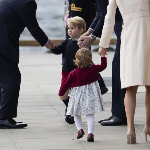 Le prince William, Kate Middleton, le prince George et la princesse Charlotte de Cambridge ont dit au revoir au Canada le 1er octobre 2016 après leur tournée royale de huit jours, embarquant à bord d'un hydravion au Harbour Airport de Victoria à destination de Vancouver, puis Londres.