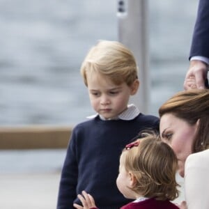 Le prince William, Kate Middleton, le prince George et la princesse Charlotte de Cambridge ont dit au revoir au Canada le 1er octobre 2016 après leur tournée royale de huit jours, embarquant à bord d'un hydravion au Harbour Airport de Victoria à destination de Vancouver, puis Londres.